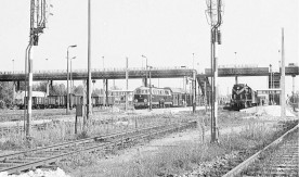 Stacja Chełm, tory stacyjne, semafory oraz kładka nad torami. 16.09.1983....